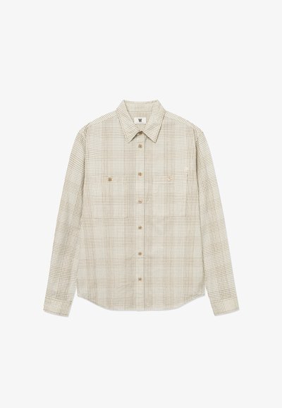 Chemise à boutons à carreaux beige avec motif en grille marron, manches longues, deux poches poitrine à boutons et col classique.