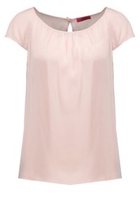 Blouse rose clair à manches courtes avec col rond, léger fronces et petite ouverture à bouton dans le dos.