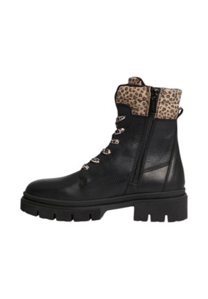 Bottine en cuir noir avec un col en imprimé léopard, un laçage à l'avant et une fermeture éclair sur le côté. Présente une semelle épaisse et des accents texturés.