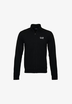 Sort jakke med lynlås, lange ærmer og EA7 Emporio Armani logo på venstre bryst mod hvid baggrund.