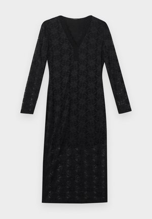 Μαύρο φόρεμα από δαντέλα με μακριά μανίκια, λαιμόκοψη σε σχήμα V και περίτεχνα λουλουδάτα μοτίβα. Μαλακή υφή, μήκος μέχρι τη μέση της γάμπας, με λεπτομερή διακόσμηση από δαντέλα στο λαιμό.