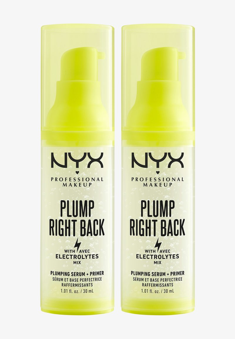 Deux bouteilles en verre transparent avec des pompes jaunes. Les deux contiennent un sérum repulpant, étiqueté "Plump Right Back" avec du texte noir et des bulles.