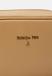 Patrizia Pepe HANDBAG - Borsa a tracolla - pompei beige