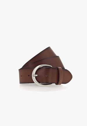 Cinturón de cuero marrón con una hebilla de metal plateado en forma redondeada, enrollado sobre un fondo blanco.