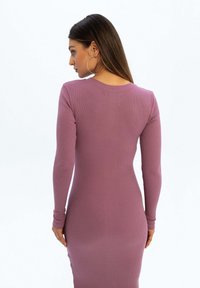 Sukienka z długim rękawem w kolorze mauve, dopasowanego kroju, z okrągłym dekoltem, gładką teksturą i subtelnym wykończeniem szwów z tyłu.