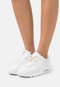 Nike Sportswear AIR MAX 90 - Αθλητικά παπούτσια - summit white/dark beetroot/white/metalic gold