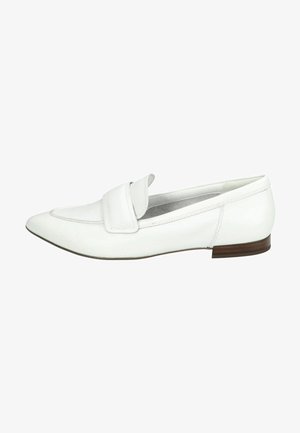 Mocassins en cuir blanc avec un bout pointu et une large sangle à l'avant. Ils possèdent un petit talon marron et une texture lisse.