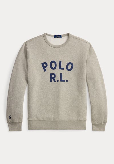 Sweat-shirt gris clair à col rond avec texte « POLO R.L. » bleu marine sur le devant et petit logo bleu marine sur le poignet gauche.