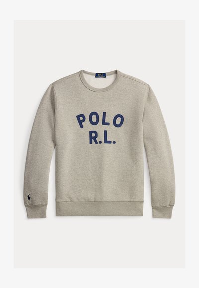 Sweat-shirt gris clair à col rond avec texte « POLO R.L. » bleu marine sur le devant et petit logo bleu marine sur le poignet gauche.