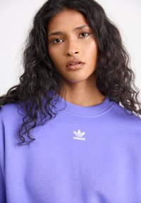 adidas Originals ESSENTIALS CREW FLEECE - Športni pulover - semi blue