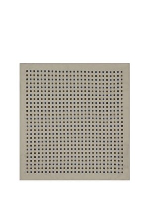 Kwadratowy panel dekoracyjny o beżowej podstawie z wzorem siatki małych kwadratów w granatowym i złotym kolorze. Gładka tekstura, minimalistyczny design.