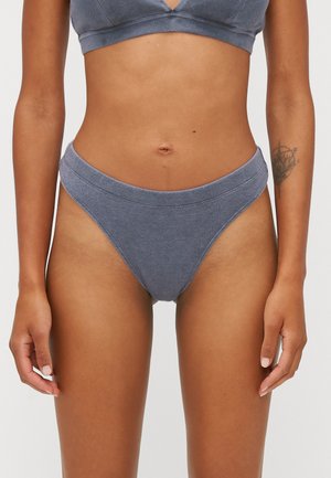 Grå bomullsblandning bralette och matchande högmidjade trosor. Har en mjuk textur och en enkel, tajt design.