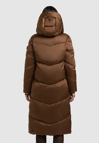 Rjava puhovka z vzorcem v obliki ribje kosti, z kapuco in žepom z zadrgo; gladka, sijoča tkanina; dolga do kolen in z dolgimi rokavi.