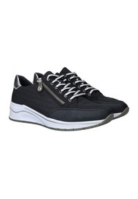 Schwarze Sneaker mit strukturiertem Design, silbernem Reißverschluss und weißen Schnürsenkeln. Dicke weiße Zwischensohle und graue Gummisohle. Obermaterial aus weichem Stoff.