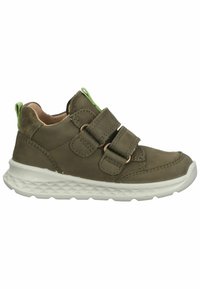 Braune Leder-Sneaker mit zwei Klettverschlüssen, kontrastierendem grünen Zugband und strukturiertem weißen Gummisohle. Kompakte, runde Form.