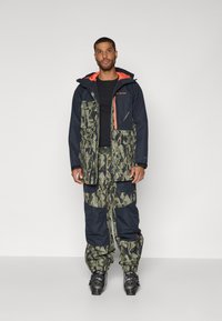 Columbia CORESHOT™ PRINTED PANT - Slēpošanas bikses - greenscape/treebark/black