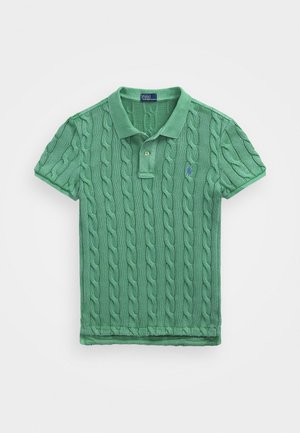 Žalias medvilnės polo marškinėliai su kabelių mezgimo raštu, trumpomis rankovėmis ir apykakle. Yra du mygtukai ir mažas logotipas krūtinėje.