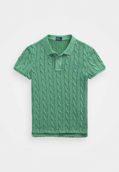 Zaļš kokvilnas polo krekls ar kabeļu adījuma rakstu, īsām piedurknēm un apkakli. Iespējas divas pogas un neliels logotips uz krūtīm.