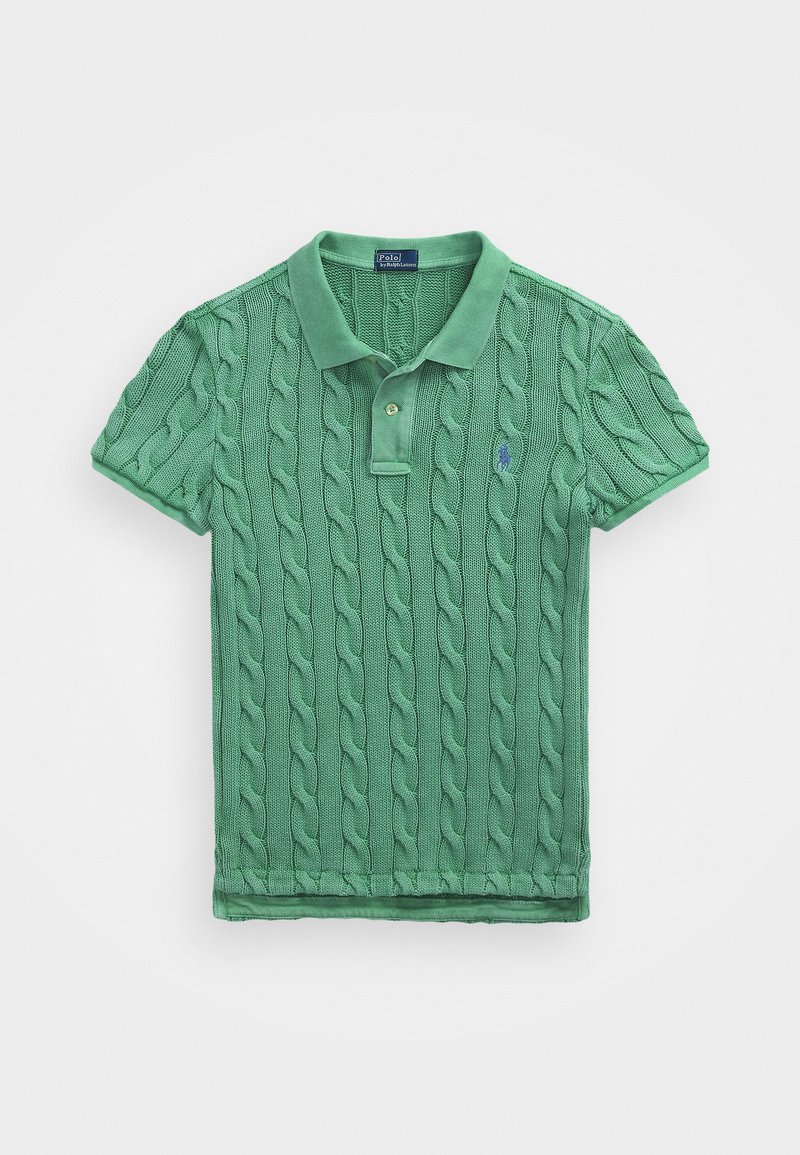 Roheline puuvillane polo särk, millel on kabli kudumise muster, lühikesed varrukad ja krae. Kaks nuppu ja väike logo rinnal.