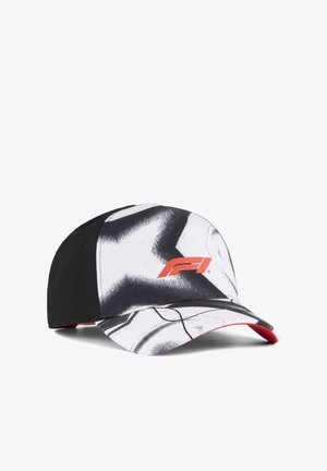 Casquette noire et blanche avec un motif abstrait, visière incurvée, et accents rouges. Présente un logo F1 rouge en relief sur le panneau avant.