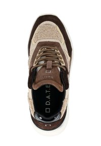 Sneaker marrone e crema caratterizzato da suede e tessuto testurizzato, forma arrotondata, design con lacci, e suola bianca a contrasto con dettagli del logo.