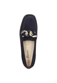 Granatowe zamszowe mokasyny z kwadratowym noskiem, z ozdobnym złotym łańcuchem na wierzchu oraz wyściółką dla komfortu.