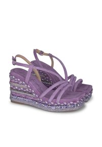 Sandali con zeppa in suede viola, dotati di più cinturini, suola centrale intrecciata testurizzata e dettagli decorativi, caratterizzati da un design a piattaforma stabile.