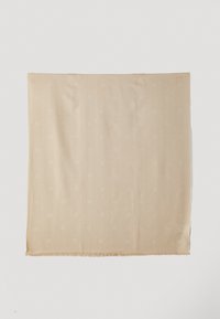 Beige tørklæde lavet af blødt stof, med et subtilt mønster af lysfarvede motiver og rå frynsekant. Firkantet form med glat tekstur.