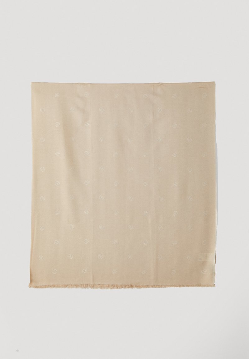 Beige halsduk i mjukt tyg, med ett subtilt mönster av ljusa motiv och rå franskanter. Rektangulär form med slät textur.