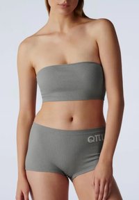 Szary prążkowany top bandeau w połączeniu z dopasowanymi prążkowanymi szortami z logo na pasie. Gładka faktura i dopasowany krój.