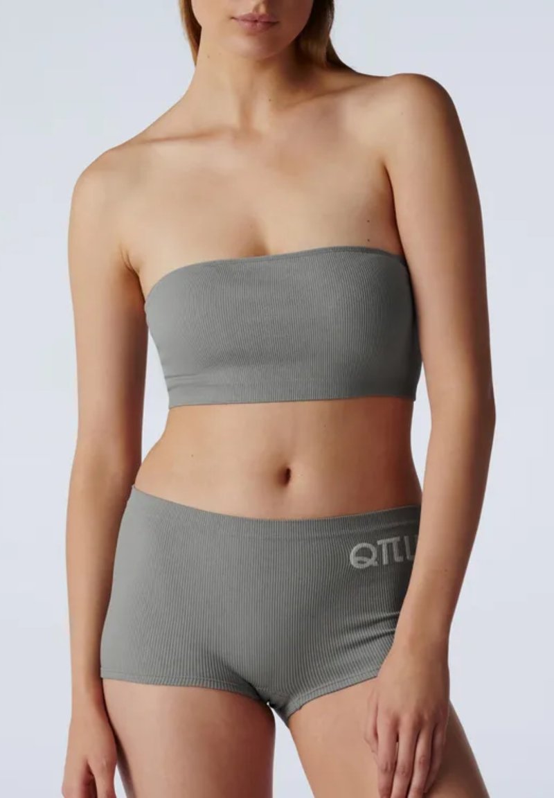 Szary prążkowany top bandeau w połączeniu z dopasowanymi prążkowanymi szortami z logo na pasie. Gładka faktura i dopasowany krój.