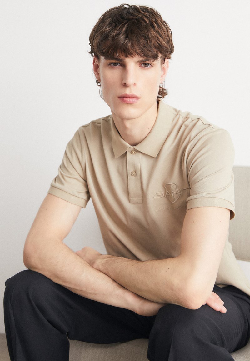 GANT - TONAL SHIELD RUGGER - Poloshirt - concrete beige, Vergrößern