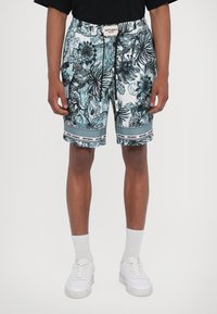 Pantaloni corti da uomo in un motivo floreale nero e aqua, realizzati in tessuto leggero. Presentano un elastico in vita con cordoncino e dettagli con logo.