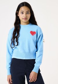 Hellblaues Sweatshirt mit gerippten Bündchen und Saum, das ein rotes Herz und den Text "GARCÍA" auf der linken Brust gestickt hat.