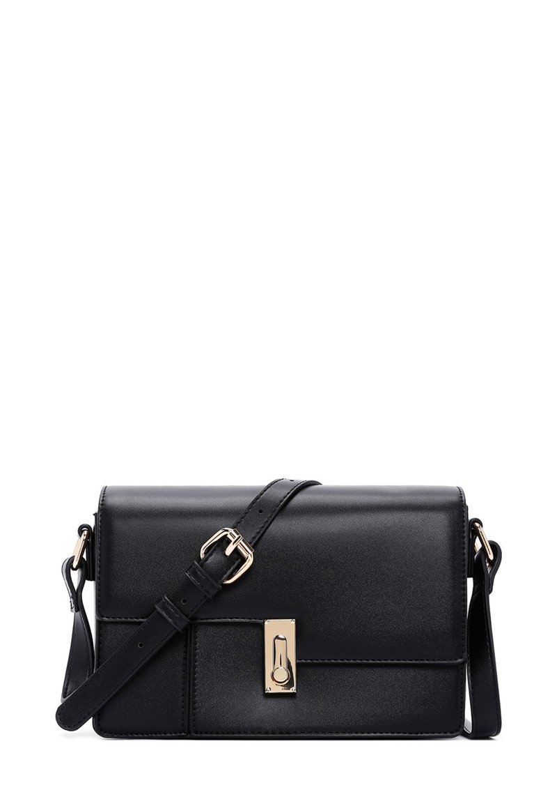 Borsa a tracolla in pelle nera con forma rettangolare. Presenta una chiusura in tono oro e una tracolla regolabile, una texture liscia e un design minimalista.