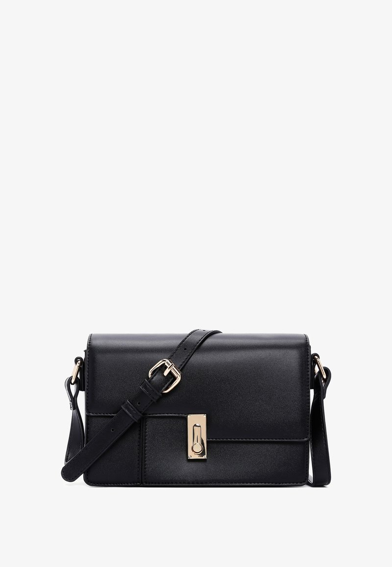 Borsa a tracolla in pelle nera con forma rettangolare. Presenta una chiusura in tono oro e una tracolla regolabile, una texture liscia e un design minimalista.