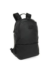 Mochila negra hecha de material suave y duradero. Cuenta con correas de hombro acolchadas, un bolsillo delantero con cremallera y un acento de logo. Forma redondeada.