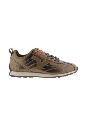 Bruine metallic lage sneaker met verschillende veterkleuren, geborduurd logo aan de zijkant en witte rubberen zool zichtbaar vanuit zijaanzicht.