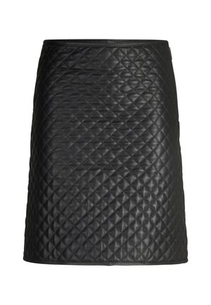 Schwarzer gesteppter Lederrock mit geradem Schnitt, mit glatter Textur und dezentem Rautenmuster, versehen mit einem unauffälligen Reißverschluss.