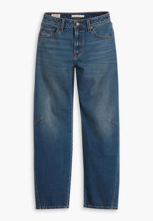 Jeans in denim blu con una vestibilità rilassata, caratterizzati da un alto punto vita, gambe dritte, cuciture a vista e un piccolo dettaglio sul ginocchio sinistro.