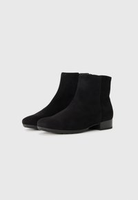 Schwarze Wildleder-Ankle Boots mit glatter Oberfläche, abgerundeten Zehen und niedrigen Blockabsätzen. Einfaches, elegantes Design ohne sichtbare Verzierungen.