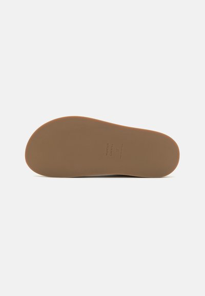Semelle de chaussure en caoutchouc brun avec une finition lisse. Présente des détails de marque et de taille estampillés sur la surface. Forme de bout arrondi.