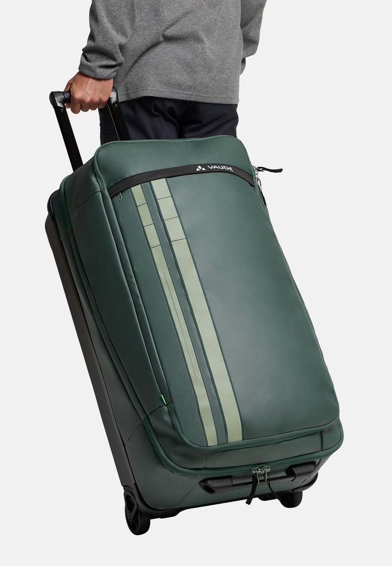 Valigia verde con dettagli grigi, design aerodinamico, strisce verticali, maniglia superiore e materiale resistente. Chiusura con zip visibile.