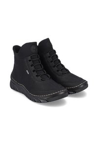 Scarpe nere alte in sintetico texturizzato, con chiusura a lacci, suola in gomma e cuciture decorative lungo i bordi.
