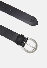 Cinturón de cuero negro con una hebilla de metal plateada, que presenta una textura suave, extremo redondeado y varios agujeros de ajuste. Logo grabado en la correa.