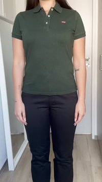 Polo verde escuro com colarinho e três botões, apresentando um pequeno logo vermelho da Levi's. Calças pretas, ajustadas, com uma textura suave.