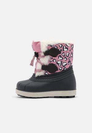 Børnevinterstøvle med sort gummisål, pink overdel med sort og hvidt hjerte mønster, imiteret pelsfor og justerbare pink snørebånd.