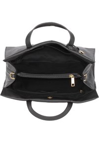 Borsa in pelle nera con apertura superiore, dotata di due manici, un compartimento con cerniera e dettagli in metallo dorato. Interno dalla texture liscia.