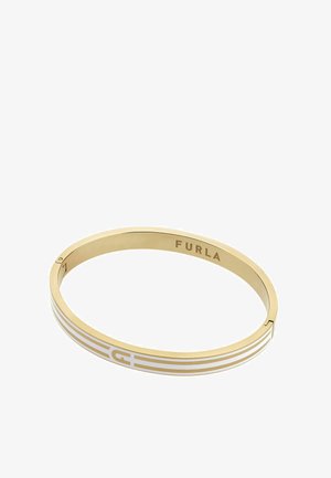 Gouden metalen armband met witte accentstrepen. Heeft een gladde afwerking en een scharnier sluiting. Gegraveerd met "FURLA." Eenvoudige, ronde vorm.