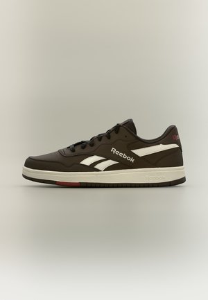 Черен маратонка Reebok с бяла подметка, бели странични линии, бяло лого и червен детайл на петата, показан в профил на неутрален фон.